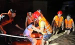 Nước lụt lên nhanh, dân Đà Nẵng kêu cứu, lực lượng cứu hộ xuyên đêm giúp dân