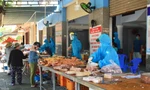 Nhân viên tiệm thịt ở Đà Nẵng mặc bảo hộ, đội mũ chắn giọt bắn để bán hàng