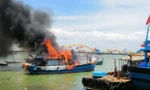 Hai tàu cá bốc cháy dữ dội trên sông Hàn