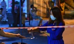 Gần 1 tháng qua, hàng chục chốt phong tỏa, cách ly y tế để phòng chống COVID-19 được thiết lập giữa lòng Đà Nẵng. Cũng gần 1 tháng qua, những bóng 'áo xanh' xuyên đêm, xuyên ngày ở các chốt phong tỏa, hỗ trợ tuyến đầu. 