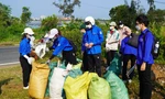 Hàng trăm bạn trẻ dọn rác trên Bán đảo Sơn Trà