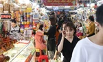 Du khách chen chân ở chợ du lịch lớn nhất Đà Nẵng dịp Tết Dương lịch