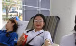 Hàng ngàn bạn trẻ Đà Nẵng đội mưa đi hiến máu ở Chủ Nhật Đỏ