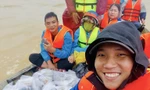 Đội SOS cứu hộ giữa 'rốn lũ'