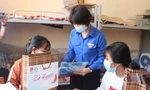 Thành đoàn Đà Nẵng trao các phần quà hỗ trợ cho thí sinh người Cơ Tu tham dự kì thi THPT Quốc gia 2021. Đồng thời, lực lượng tình nguyện viên Tiếp sức mùa thi sẵn sàng hỗ trợ các em trong việc ôn tập, giải quyết các sự cố, vướng mắc từ nay đến khi kết thúc kì thi. Ảnh: Giang Thanh