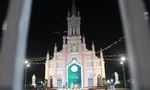 Giáo dân Đà Nẵng dự lễ từ cổng nhà thờ, người dân Nha Trang xuống đường đón Noel