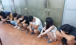 Dân chơi hoảng loạn ném ma túy khi cảnh sát bao vây quán bar