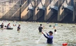 Người dân ùa xuống đập tràn nhà máy thủy điện Trị An săn 'lộc trời'