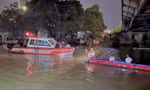  Xe ô tô 4 chỗ tông gãy lan can cầu, rơi xuống sông Đồng Nai 
