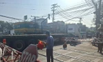 Xe đầu kéo chắn ngang đường sắt khi đoàn tàu đang chạy tới