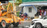 Ô tô tông văng xe máy rồi lao vào nhà dân, 2 người thương vong