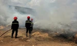  Kho rơm lớn bất ngờ bốc cháy, khói mù mịt trên quốc lộ 1