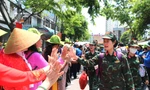 Đón chuyến tàu đầu tiên chở hàng ngàn quân nhân vào Nam hợp luyện diễu binh