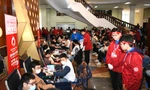Sinh viên xếp hàng dài chờ hiến máu ở 'Chủ Nhật Đỏ 2024'