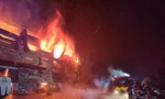Đám cháy lúc nửa đêm thiêu rụi tòa nhà 3.655 m2