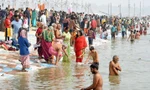 Hàng triệu người tắm chung trong một lễ hội 