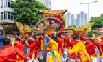 Hàng trăm người tham gia lễ rước tôn vinh tổ nghề dệt lụa Vạn Phúc