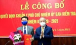 Phó Bí thư Thường trực Tỉnh ủy Thừa Thiên Huế Phan Ngọc Thọ trao quyết định và chúc mừng đồng chí Nguyễn Quang Huy. 