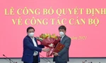 GS.TS Nguyễn Xuân Thắng, Ủy viên Bộ Chính trị, Giám đốc Học viện Chính trị quốc gia Hồ Chí Minh, Chủ tịch Hội đồng Lý luận Trung ương trao quyết định và chúc mừng đồng chí Đậu Tuấn Nam. 