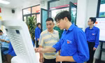 Thanh niên tình nguyện 'trực chiến', giúp kê khai online, nhập dữ liệu nhanh chóng