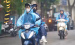 Người Hà Nội rét run trong thời tiết mưa phùn, gió bấc