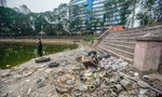 Bàn thờ, bát hương trôi nổi giữa lòng hồ công viên đang cải tạo ở Hà Nội