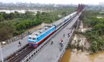 Cận cảnh tàu hỏa băng băng trên cầu Long Biên sau khi gỡ lệnh cấm
