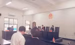 Chủ tọa đang công bố quyết định dừng phiên tòa trưa nay. Ảnh: Tân Châu.