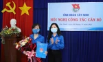 Chị Hoàng Thị Thanh Thúy trao quyết định và tặng hoa chúc mừng tân phó Bí thư Tỉnh đoàn Tây Ninh Trịnh Thị Như Trang.