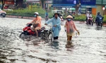 Mưa lớn đúng đợt triều cường, đường phố Cần Thơ biến thành biển nước