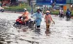 Mưa lớn đúng đợt triều cường, đường phố Cần Thơ biến thành biển nước