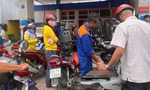 Người dân lo hết xăng, tăng giá