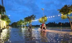 Nước tràn bờ hồ trung tâm Cần Thơ, phố ẩm thực ngập sâu