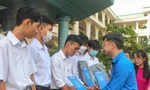 Học sinh Vĩnh Long được tặng quà, học bổng nhân dịp năm học mới
