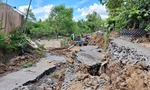 Sạt lở, hàng chục mét đường sụp xuống sông