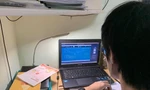 Máy tính là thiết bị không thể thiếu để phục vụ các em học sinh học tập trực tuyến. Ảnh: Nghiêm Huê