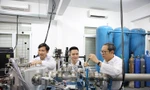GS.TS Hoàng Nam Nhật (bên phải) trong phòng thí nghiệm. Ảnh VNU
