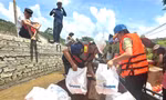 Đoàn công tác báo Tiền Phong trao 200 triệu đồng và 400 thùng hàng của bạn đọc ủng hộ các gia đình bị ảnh hưởng do bão, lũ, sạt lở đất tại Yên Bái.