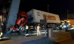  Xe đầu kéo container tông vào trạm thu phí, tài xế kẹt cứng trong cabin
