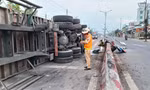 Lao vào dải phân cách, xe đầu kéo lật ngang trên quốc lộ 