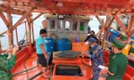 Tạm giữ tàu vận chuyển trên 62.000 lít dầu không rõ nguồn gốc
