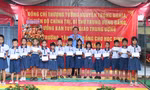 Trưởng Ban Tuyên giáo Trung ương trao học bổng cho học sinh ở Tiền Giang