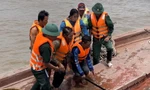 Cứu 4 người vụ chìm sà lan chở 200 tấn đá trên biển Kiên Giang