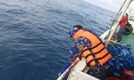 Cứu hai ngư dân trôi dạt trên vùng biển Tây Nam
