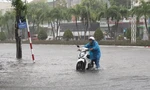 Mưa lớn khiến nhiều tuyến đường Rạch Giá biến thành sông