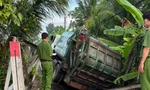 Xe tải chở rác 15 tấn làm sập cầu ở Cần Thơ