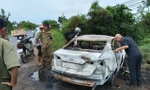 Ô tô cháy trơ khung trên quốc lộ Nam Sông Hậu