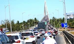 Mùng 5 Tết, phương tiện 'rồng rắn' qua cầu Rạch Miễu
