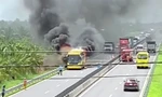Xe khách bốc cháy ngùn ngụt, nhiều người hốt hoảng bỏ chạy 