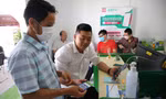 Người dân đổ xô dán thẻ thu phí không dừng ở Cần Thơ